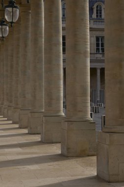 Her adımın tarih boyunca yankılandığı sessiz bir koridor. Palais Royal, Paris, Fransa