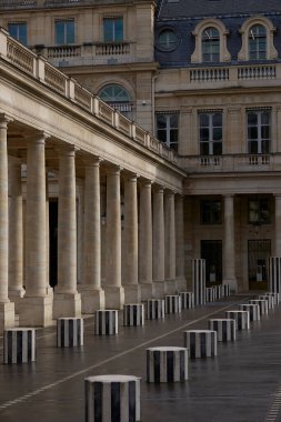 Sabah ışığı galerileri süzüyor, mimari zarafeti vurguluyor..