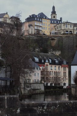 Strasbourg 'un cazibesinin özünü yansıtan bir fotoğraf. Nehir şehrin kalbinden akıyor ve eski ile yeni köprüyü birbirine bağlıyor. Eski çeyreklik modern tarafından çerçevelenmiş.