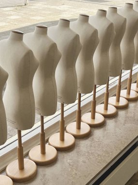 Şık mankenler hizalanmış, güneş ışığıyla güzelce aydınlatılmış, büyüleyici moda gösterileri için mükemmel.