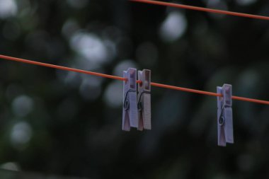 Çamaşır ipinde çivi var.