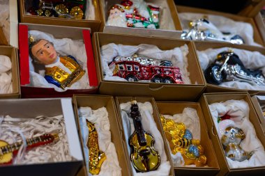 Kutularda sergilenen çeşitli renkli Noel ağacı süslemelerinin yakın çekimi. Bayram süslemeleri, koleksiyon süsleri.