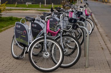 Wroclaw, Poland- 1 Nisan 2025: Wroclaw 'da kaldırıma park etmiş, çevre dostu ulaşımı ve sağlıklı yaşam tarzını destekleyen halk bisikletleri. Kentsel hareketlilik ve çevre bilinci
