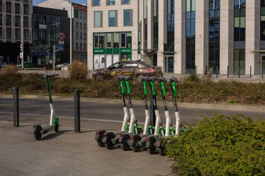 Wroclaw, Polonya-13 Nisan 2025: Çevre dostu kentsel taşıma sistemi kapsamında modern elektrikli scooterlar Avrupa kentinde kaldırıma park edildi. Sağlıklı yaşam tarzı ve mikro-hareketlilik