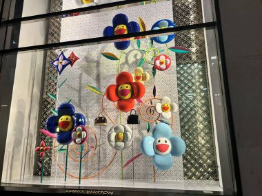 Lüks bir dükkanın içinde (Louis Vuitton)