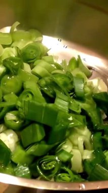  Pırasalı tavaya sebze yağı dök.