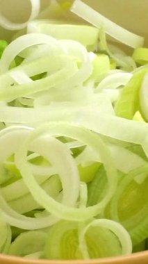 Seramik kasede taze doğranmış pırasa dilimlenmiş pırasa.