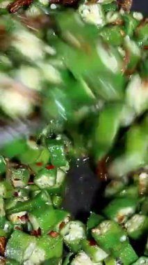 Karıştırma ve pişirme doğranmış bamya arka planı