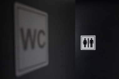 Tuvalet tabelasının minimalist kompozisyonu, duvarda 