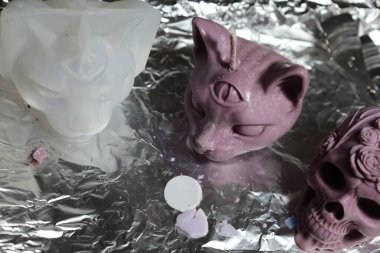 El yapımı mumlarla silikon kalıp, Üçüncü Göz Kedisi ve Süslü Kafatası Balmumu 