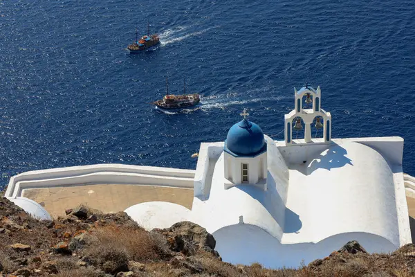 Canlı mavi bir kubbesi ve uçsuz bucaksız Ege Denizi 'ne bakan üç geleneksel çanıyla bembeyaz yıkanmış bir kilise..