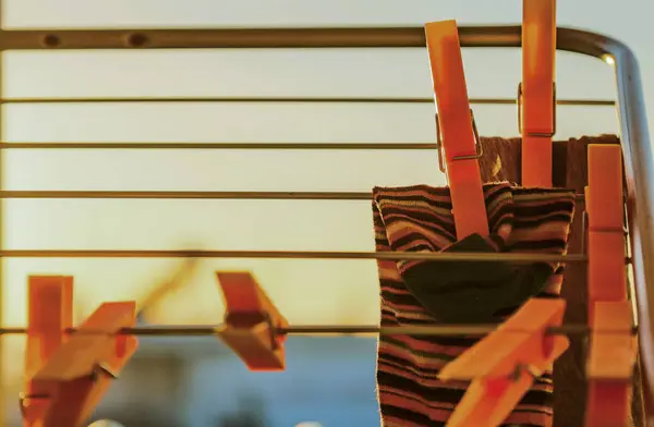  Gün batımında çamaşır mandallarıyla çoraplar kuruyor.