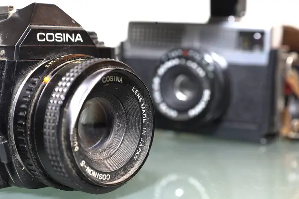 Atina, Yunanistan - 18 Şubat 2025 - Tozla kaplı iki klasik film kamerası 