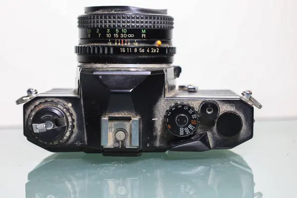 Toz ve çizikler olan klasik siyah SLR kamera.