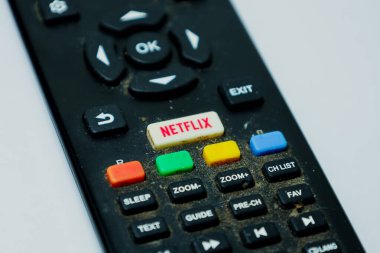 Atina, Yunanistan - 21 Şubat 2025 - Kirli ve Tozlu TV Uzaktan Kumandası