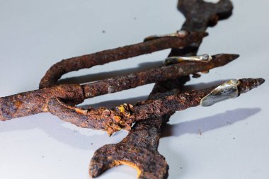 Beyaz Arkaplanda Paslı Balıkçılık Mızrağı ve İngiliz Anahtarı