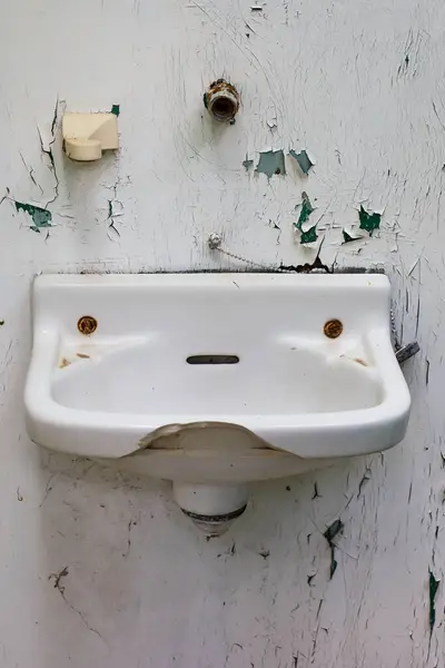 Duvara Karşı Kırık Lavabo ve Soyulmuş Boya