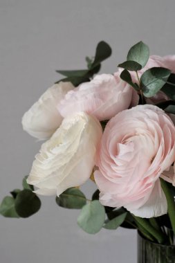 pembe ve beyaz Düğünçiçeği buket