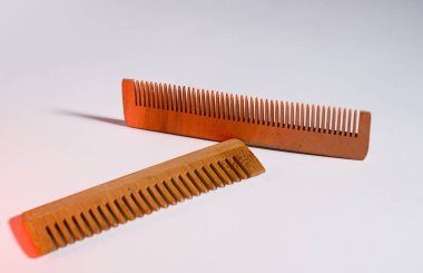 Renkli arkaplanda saç taraması.