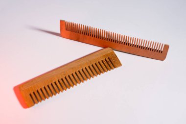 Kırmızı arka planda iki ahşap tarak