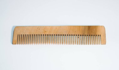 boş ahşap tarak beyaz arkaplanda izole edildi