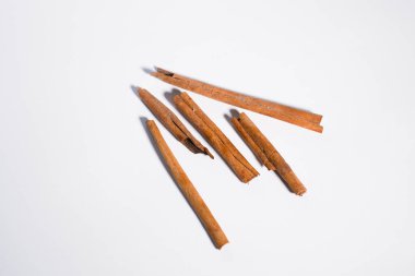 Beyaz arka planda tahta çubuklar