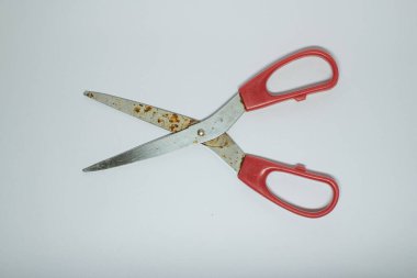 Beyaz arka planda kırmızı ve sarı bir pense..