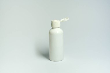 beyaz zemin üzerine sabun şişe