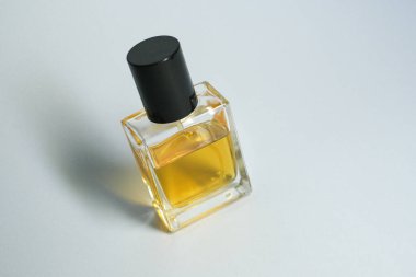 Beyaz arka planda bir şişe parfüm.