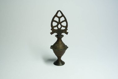 Beyaz arka planda antik bronz anahtar