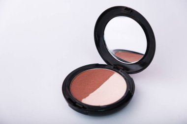 beyaz mermerde makyaj fırçası