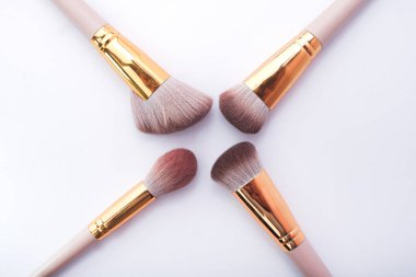 makyaj ve beyaz zemin üzerine fırça