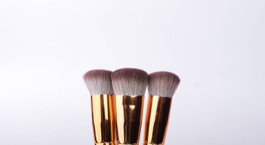 Beyaz arka plan üzerinde makyaj için fırçalar