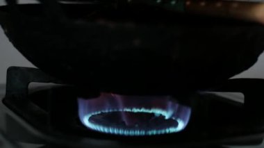 Gaz ocağı yemek pişirmek için tavayı ısıtıyor..