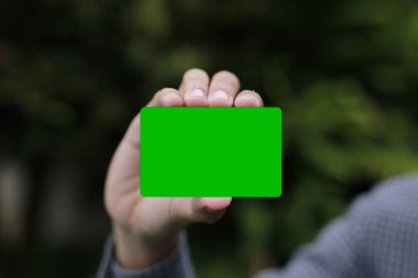 Yeşil kart gösteren bir adam