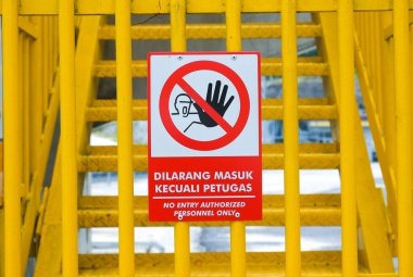 Şehrin en güzel şehrinin binasının girişine dair bir işaret.