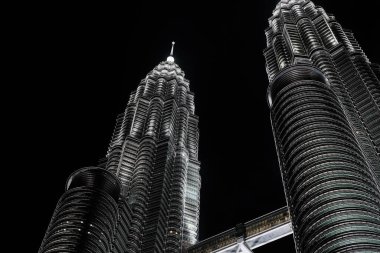 Kuala lumpur 'daki Petronas kulelerinin gece görüntüsü..