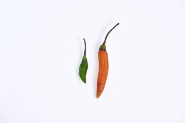 açık arkaplanda yeşil ve turuncu havuç