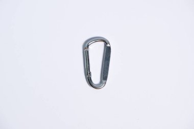 Beyaz arkaplanda metal klipsi, üst görünüm.