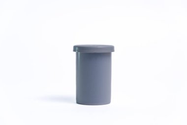 Beyaz arkaplanda izole edilmiş negatif film için plastik kutu