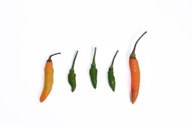 Beyaz arka planda yeşil kırmızı biber