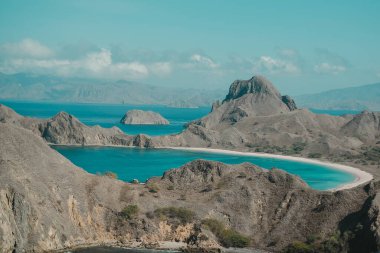 Turkuaz su, turkuaz deniz, mavi gökyüzü ve beyaz kum manzaralı güzel bir sahil.