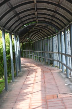 Kırmızı düşen çiçek.