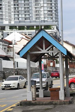 Kırmızı düşen çiçek.