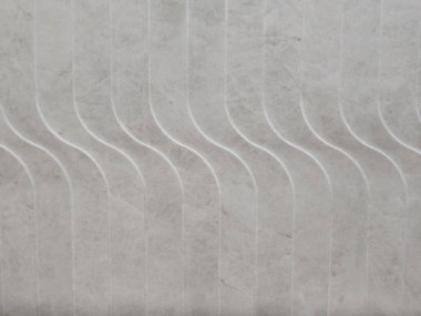 Yumuşak tonlarla ve doğal taş dokularıyla karakterize edilen ince dalgalı çizgilerle karışık mermer yüzey iç tasarım ilhamı için minimalist ve zarif bir estetik sunuyor..