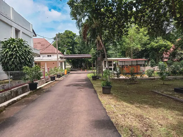 Yeşil Peyzaj ve Yol ile Ofis Ortamı