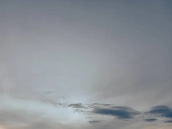 Yumuşak Bulutlu Huzurlu Akşam Gökyüzü. Bogor, Endonezya - 30 Mart 2025