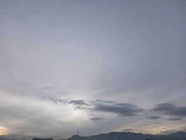 Dağların Üzerindeki Bulutlarla Dramatik Akşam Gökyüzü