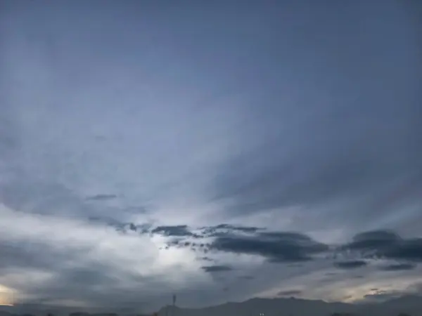 Dramatik Bulut oluşumlarıyla Akşam Gökyüzü. Bogor, Endonezya - 30 Mart 2025