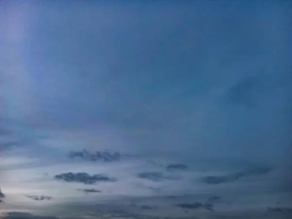 Dağınık Bulutlu Alacakaranlık Gökyüzü